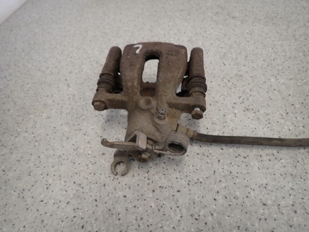 MITSUBISHI COLT CZ3 04-12 ZACISK HAMULCOWY TYLNY LEWY 1/4