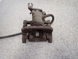 MITSUBISHI COLT CZ3 04-12 ZACISK HAMULCOWY TYLNY LEWY 2/4 MINIATURA