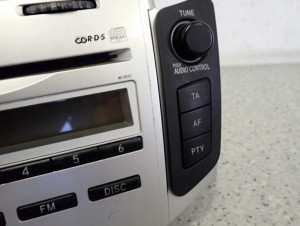 TOYOTA YARIS II 06-09 RADIO FABRYCZNE EUROPA 5/15 MINIATURA