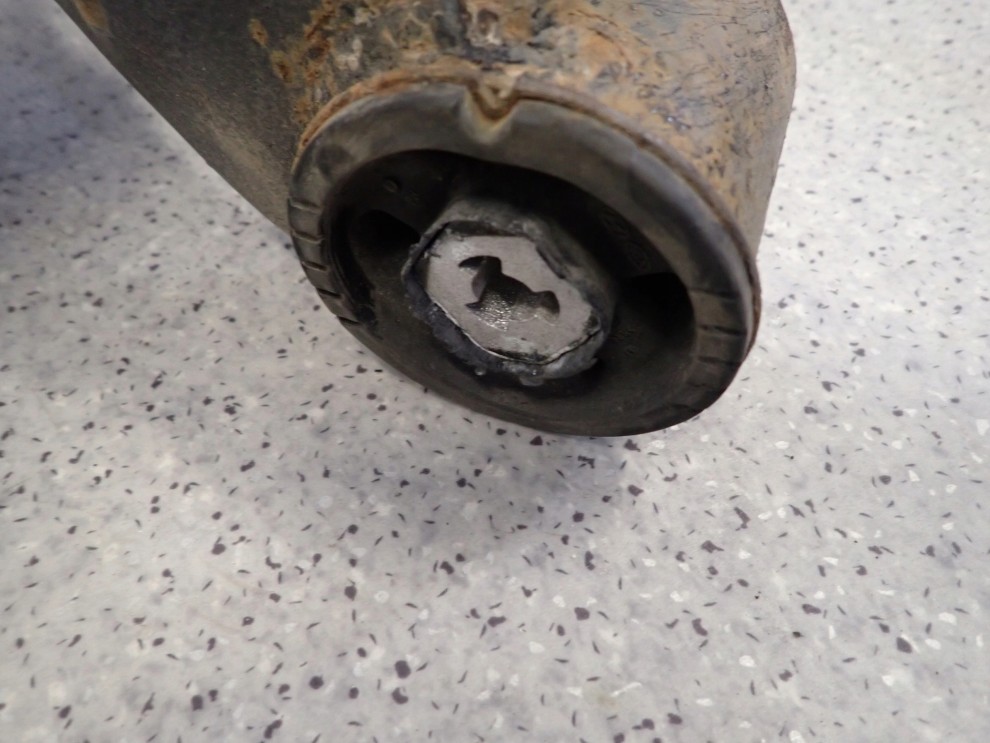 KIA VENGA HYUNDAI IX20 09- BELKA ZAWIESZENIA TYLNEGO 10/11