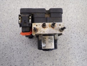 TOYOTA YARIS II 06- POMPA ABS-u 44510-0D031 2/7 MINIATURA