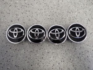 TOYOTA ORYGINAŁ KOŁPAK KAPSEL ZAŚLEPKA NAKŁADKA DEKIELEK FELGI ALUMINIOWEJ 2/4 MINIATURA
