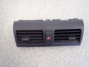 SUZUKI SWIFT 04- KRATKA NAWIEWU ŚRODKOWA RADIA 2/7 MINIATURA