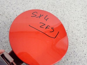 SUZUKI SX4 FIAT SEDICI 06-13 KLAPKA WLEWU PALIWA ZFS 3/5 MINIATURA