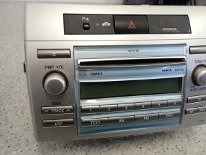 TOYOTA COROLLA VERSO 04-08 RADIO FABRYCZNE 2/8 MINIATURA
