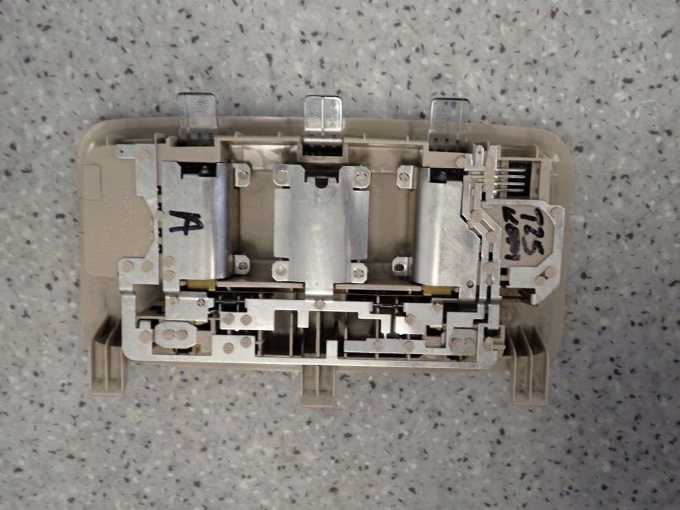 TOYOTA AVENSIS T25 02- LAMPKA OŚWIETLENIA KABINY 5/6