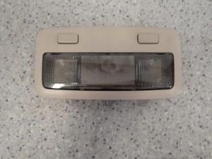 TOYOTA AVENSIS T25 02- LAMPKA OŚWIETLENIA KABINY