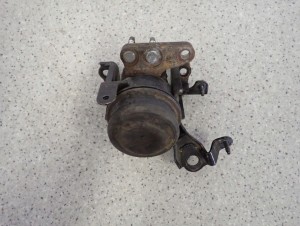 TOYOTA AVENSIS T25 2.0D PRZEDLIFT 02-05 PODUSZKA SILNIKA PRZEDNIA PRAWA 4/7 MINIATURA