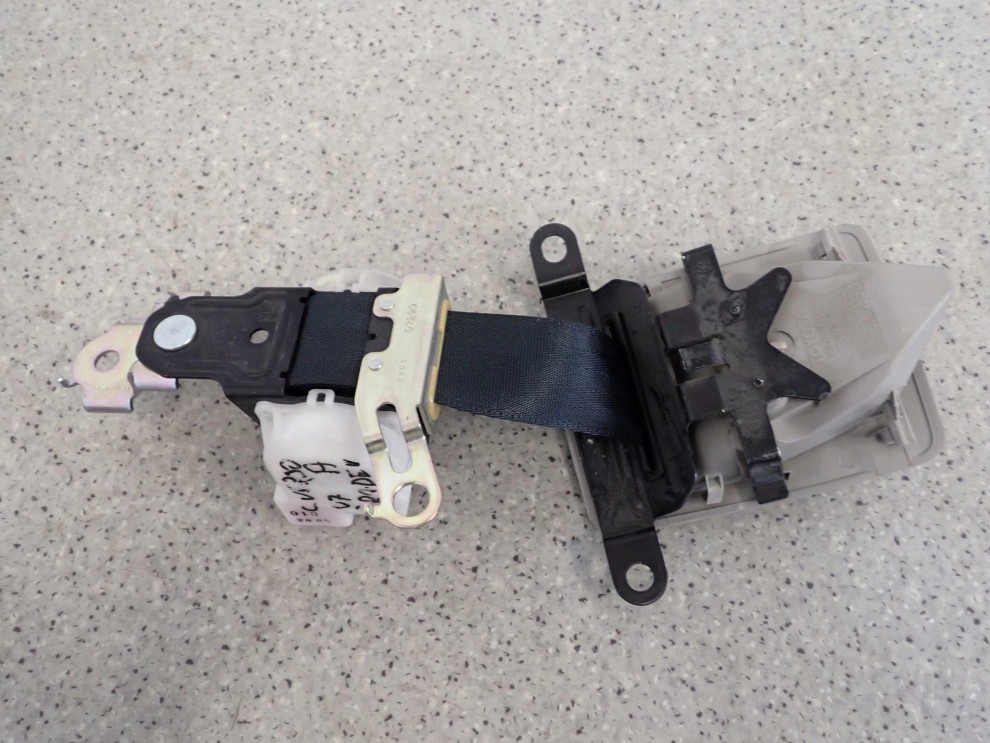 TOYOTA COROLLA VERSO II 04-08 PAS BEZPIECZEŃSTAWA TYLNY ŚRODKOWY II RZĄD 4/4