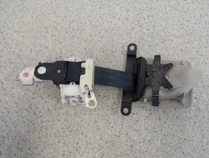 TOYOTA COROLLA VERSO II 04-08 PAS BEZPIECZEŃSTAWA TYLNY ŚRODKOWY II RZĄD 3/4 MINIATURA