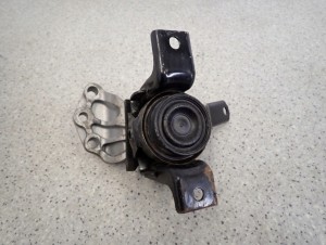 SUZUKI CELERIO 14-19 PODUSZKA SILNIKA PRAWA OLEJOWA