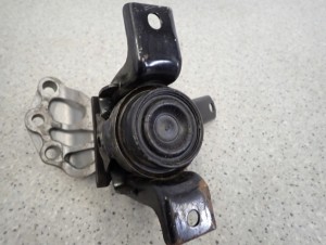 SUZUKI CELERIO 14-19 PODUSZKA SILNIKA PRAWA OLEJOWA 6/7 MINIATURA