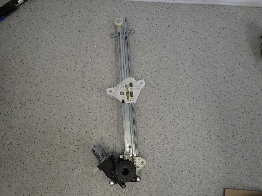 SUZUKI CELERIO 14-19 PODNOŚNIK DRZWI PRZEDNI LEWY 1/9