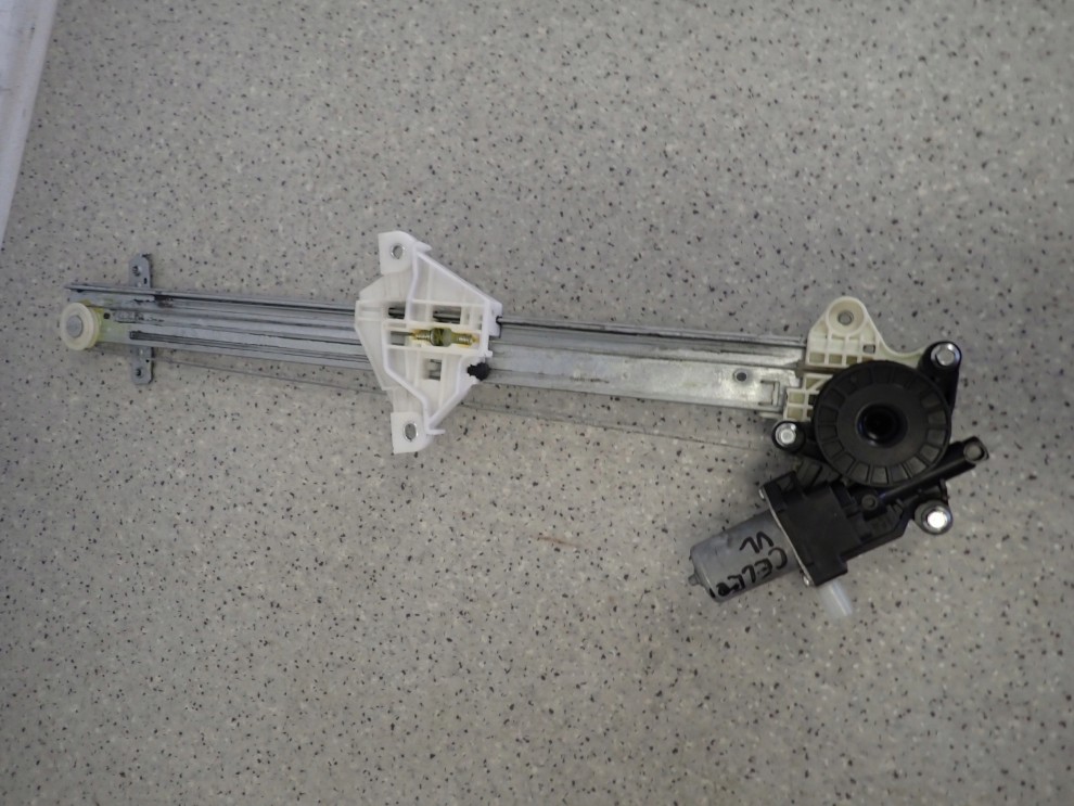 SUZUKI CELERIO 14-19 PODNOŚNIK DRZWI PRZEDNI LEWY 4/9