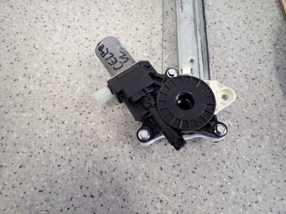 SUZUKI CELERIO 14-19 PODNOŚNIK DRZWI PRZEDNI LEWY 6/9