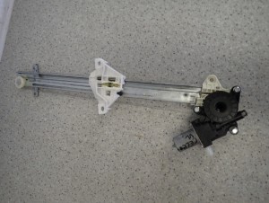 SUZUKI CELERIO 14-19 PODNOŚNIK DRZWI PRZEDNI LEWY 4/9 MINIATURA