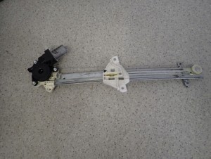 SUZUKI CELERIO 14-19 PODNOŚNIK DRZWI PRZEDNI LEWY 5/9 MINIATURA