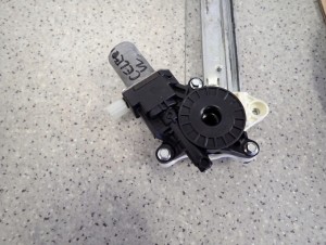 SUZUKI CELERIO 14-19 PODNOŚNIK DRZWI PRZEDNI LEWY 6/9 MINIATURA