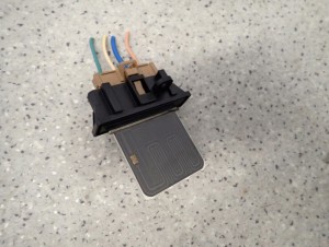 NISSAN MICRA K13 10- REZYSTOR NAGRZEWNICY 2/4 MINIATURA