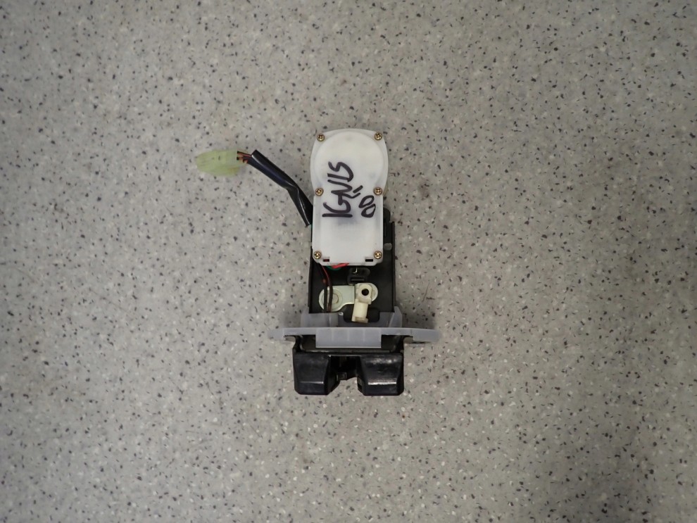 SUZUKI IGNIS 00-07 ZAMEK KLAPY BAGAŻNIKA KLAPY TYŁ 1/5