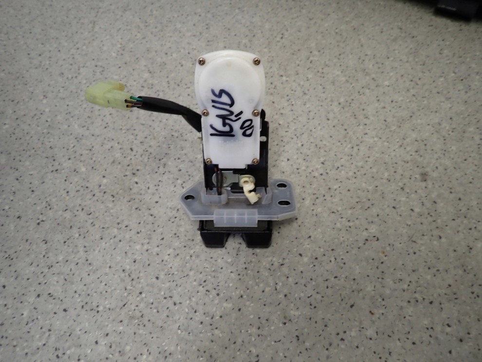 SUZUKI IGNIS 00-07 ZAMEK KLAPY BAGAŻNIKA KLAPY TYŁ 2/5