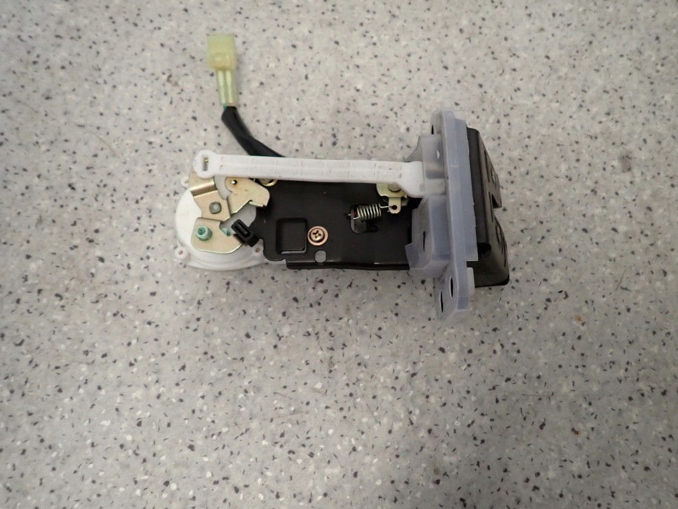 SUZUKI IGNIS 00-07 ZAMEK KLAPY BAGAŻNIKA KLAPY TYŁ 4/5