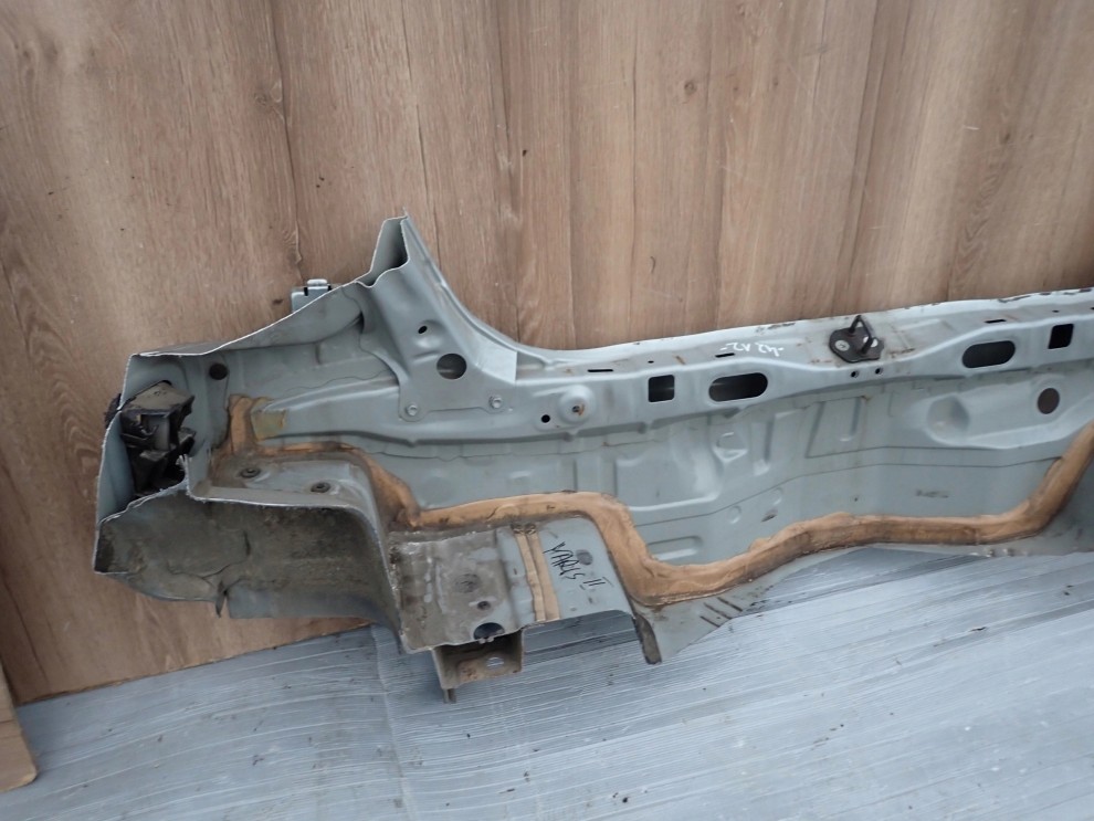 TOYOTA YARIS II 06-11 PAS TYLNY 8/9