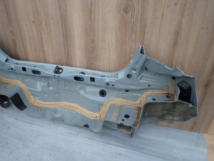 TOYOTA YARIS II 06-11 PAS TYLNY 8T1 6/6 MINIATURA