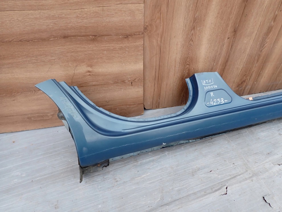 TOYOTA YARIS II 06-11 PRÓG PRAWY 8T1 3/12