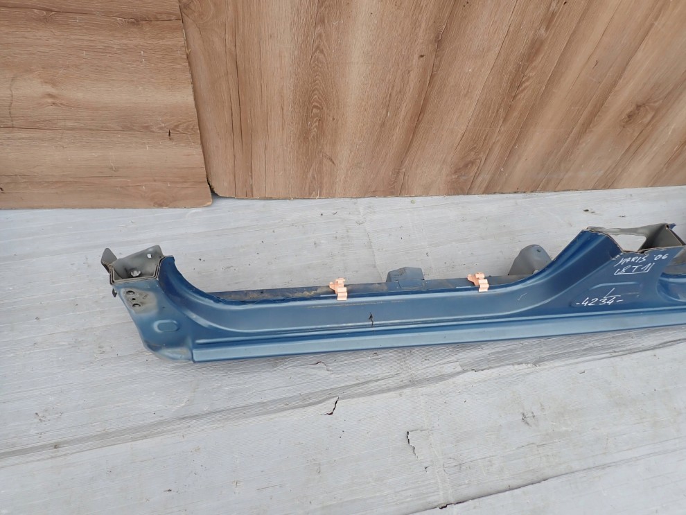 TOYOTA YARIS II 06-11 PRÓG LEWY 8T1 3/11