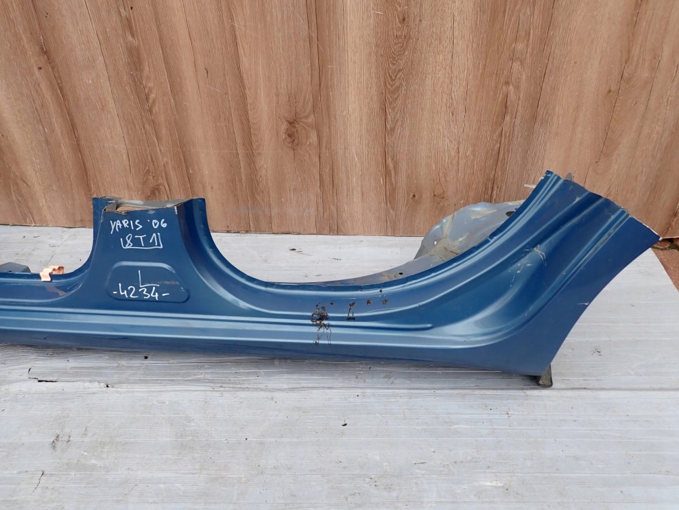 TOYOTA YARIS II 06-11 PRÓG LEWY 8T1 4/11