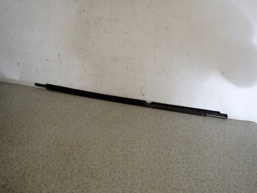 TOYOTA AVENSIS T25 03- LISTWA DRZWI ZGARNIAJĄCA TYŁ PRAWA CHROM PARAPET 5/8