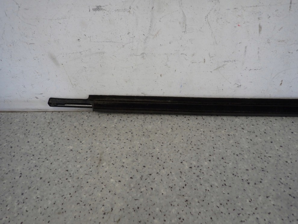 TOYOTA AVENSIS T25 03- LISTWA DRZWI ZGARNIAJĄCA TYŁ PRAWA CHROM PARAPET 7/8