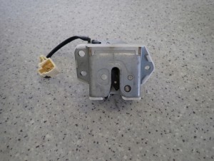 SUZUKI SPLASH 08-14 ZAMEK KLAPY BAGAŻNIKA 8/8 MINIATURA