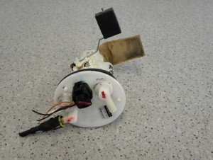 SUZUKI ALTO NISSAN PIXO 09-14 POMPA PALIWA W ZBIORNIK PŁYWAK 3/4 MINIATURA