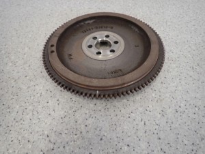 TOYOTA YARIS 1.0 BENZ 99-05 KOŁO ZAMACHOWE 4/4 MINIATURA