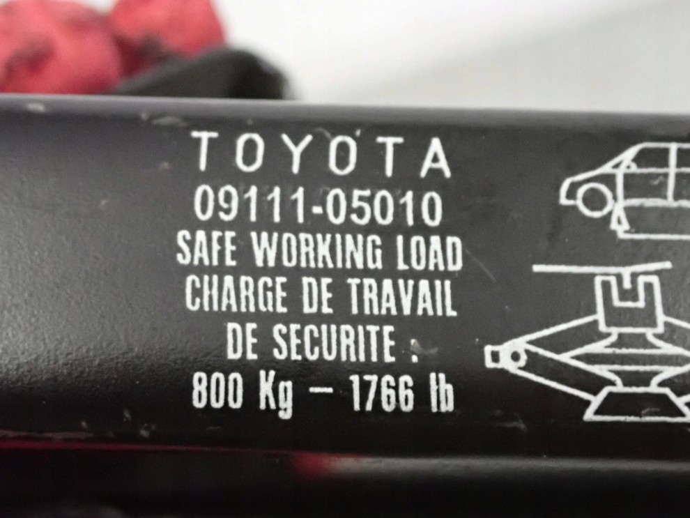 TOYOTA LEWAREK PODNOŚNIK SAMOCHODOWY 3/4