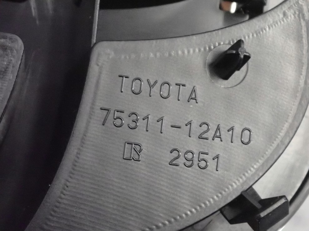 TOYOTA YARIS III 12-18 EMBLEMAT ZNACZEK LOGO ORYGINAŁ NOWY 5/6