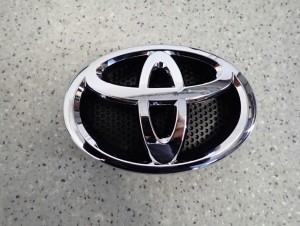 TOYOTA YARIS III 12-18 EMBLEMAT ZNACZEK LOGO ORYGINAŁ NOWY
