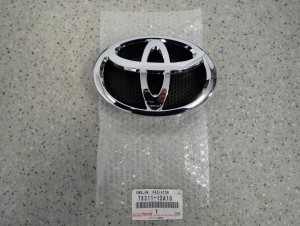 TOYOTA YARIS III 12-18 EMBLEMAT ZNACZEK LOGO ORYGINAŁ NOWY 2/6 MINIATURA