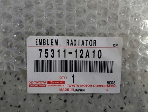 TOYOTA YARIS III 12-18 EMBLEMAT ZNACZEK LOGO ORYGINAŁ NOWY 4/6 MINIATURA