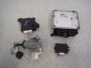 TOYOTA YARIS II 06-09 1.4 D4D ZESTAW STARTOWY KOMPUTER STACYJKA 6/6 MINIATURA