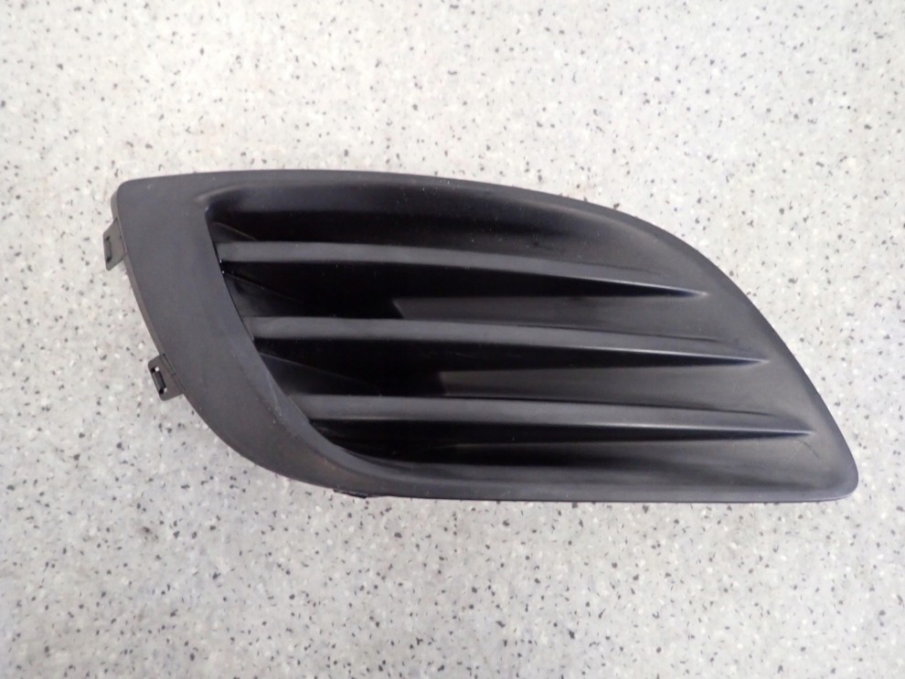 SUZUKI SWIFT MK7 10- ZAŚLEPKA HALOGENU KRATKA PRAWA 1/3