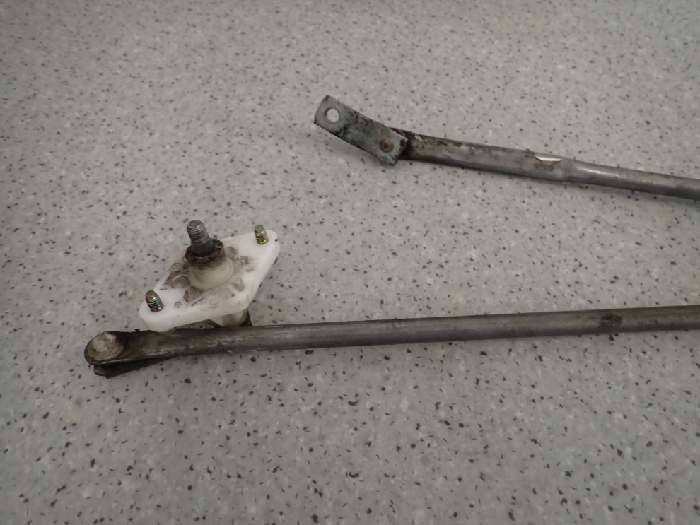 SUZUKI IGNIS 00-03 MECHANIZM WYCIERACZEK 2/4