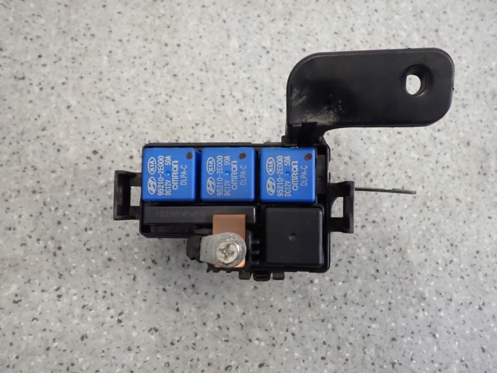 KIA SOUL 09- PUSZKA OBUDOWA PRZEKAŹNIKÓW 3/4