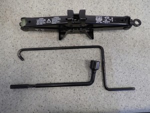 TOYOTA YARIS LEWAREK PODNOŚNIK SAMOCHODOWY KLUCZ KORBA