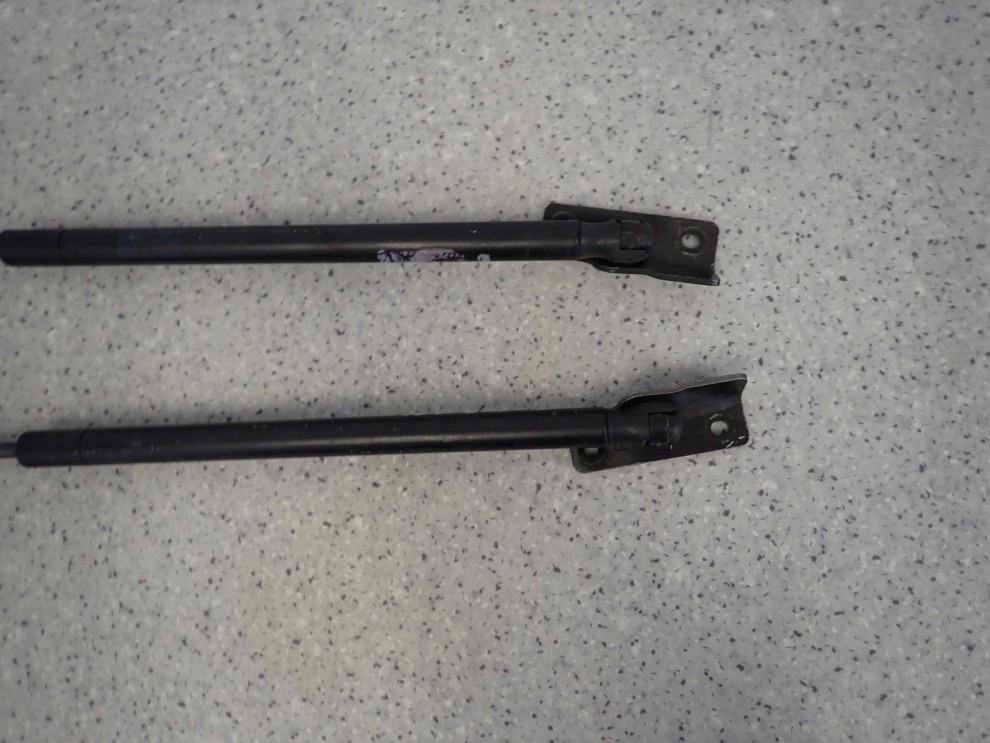 SUZUKI IGNIS 03-06 SIŁOWNIKI KLAPY TYLNEJ AMORKI 4/7