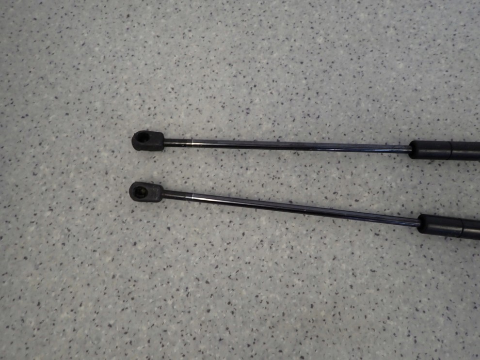 SUZUKI IGNIS 03-06 SIŁOWNIKI KLAPY TYLNEJ AMORKI 5/7