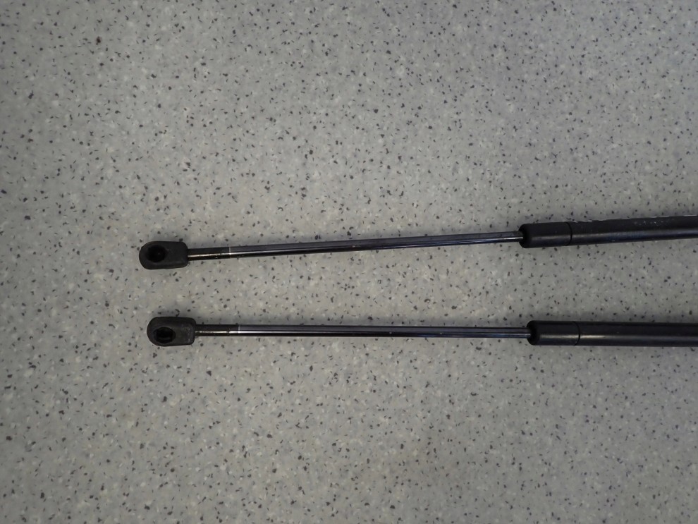 SUZUKI IGNIS 03-06 SIŁOWNIKI KLAPY TYLNEJ AMORKI 6/7