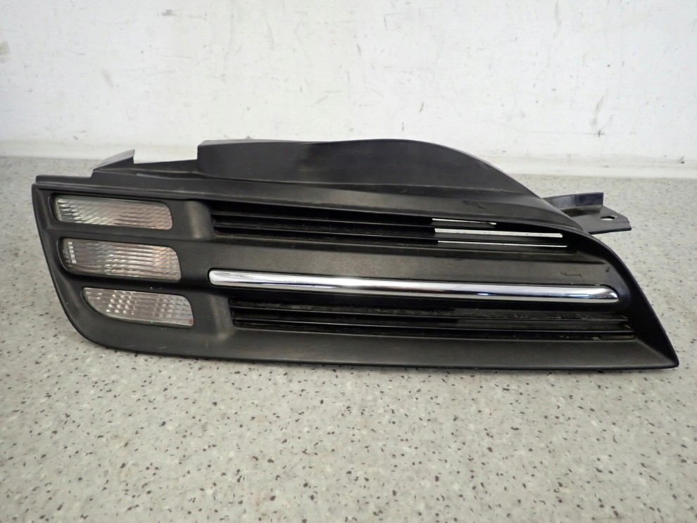 NISSAN MICRA K12 06-08 ATRAPA GRILL PRAWA KIERUNEK 1/4